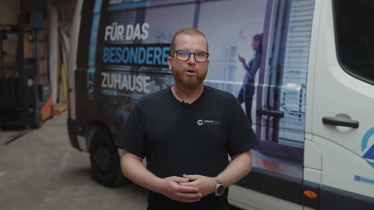 Lendler Group Team vor dem Firmenwagen mit Fenstersanierungs-Leistungen