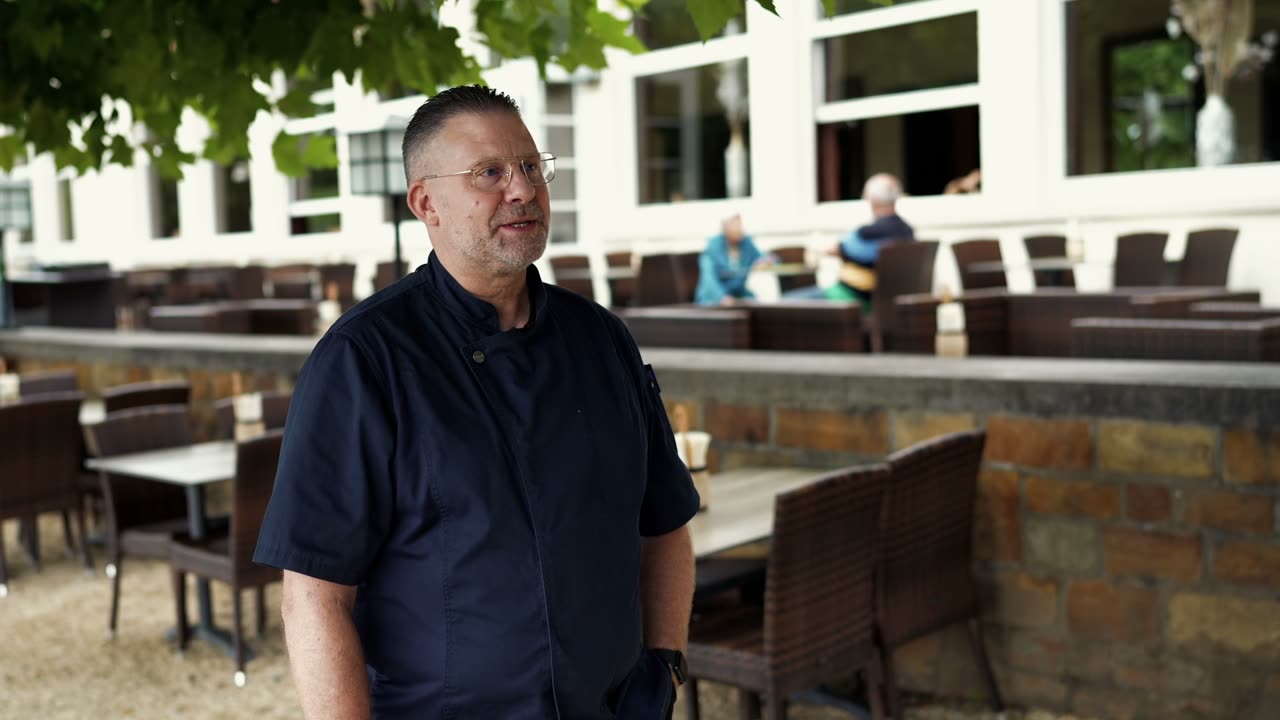 Kundeninterview auf der Restaurantterrasse nach der Türsanierung infolge eines Einbruchs